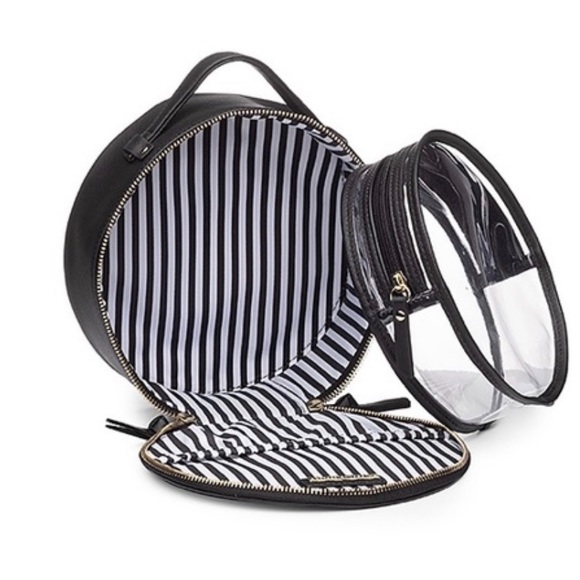 Preto Nomad Round Travel Case in Black
Hudson + Bleecker - Picture 1 of 3